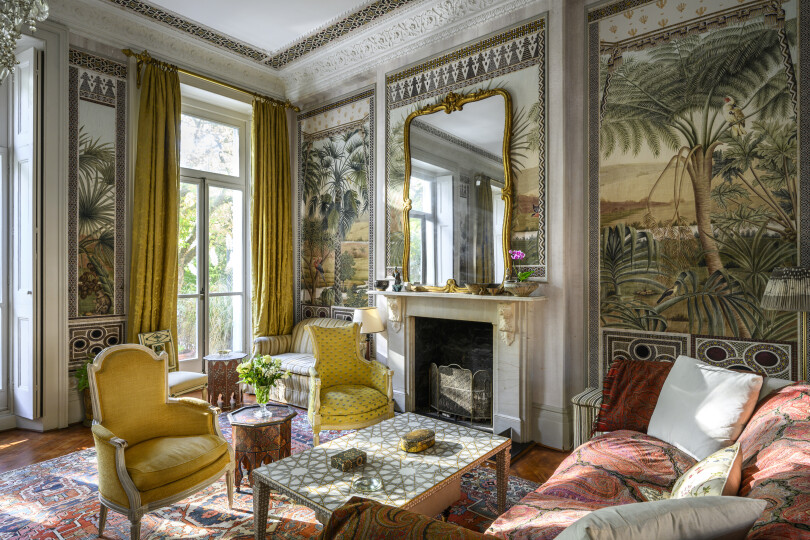 Grand collectionneur de tapis persans et turcs, Mehmet en a donné le goût à son épouse. Les fauteuils viennent de Drouot, la table basse et les guéridons ont été réalisés à Istanbul.